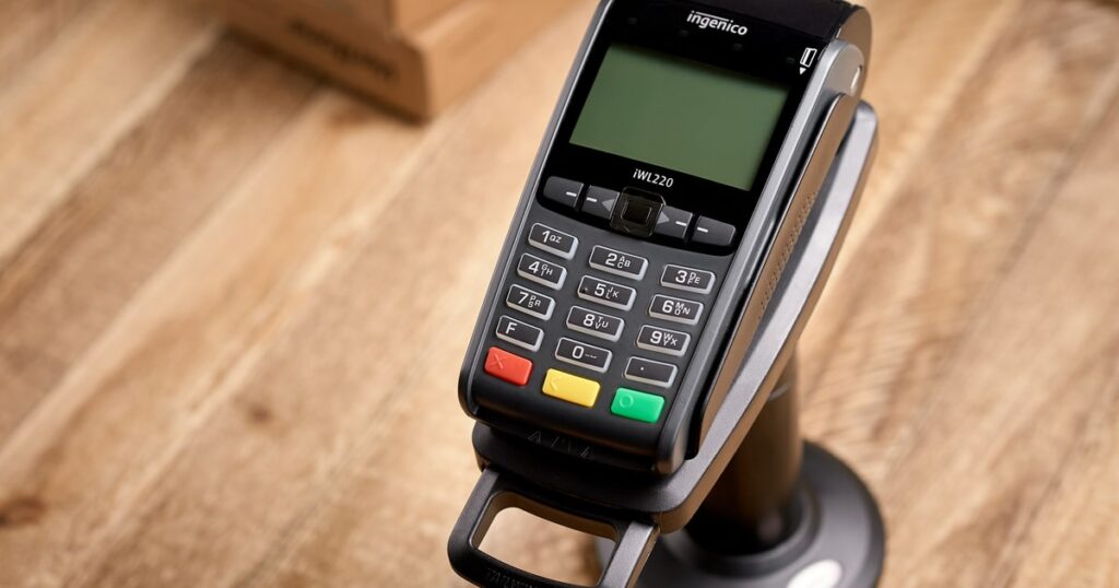 terminal de paiement de la marque Ingenico sur un socle rotatif