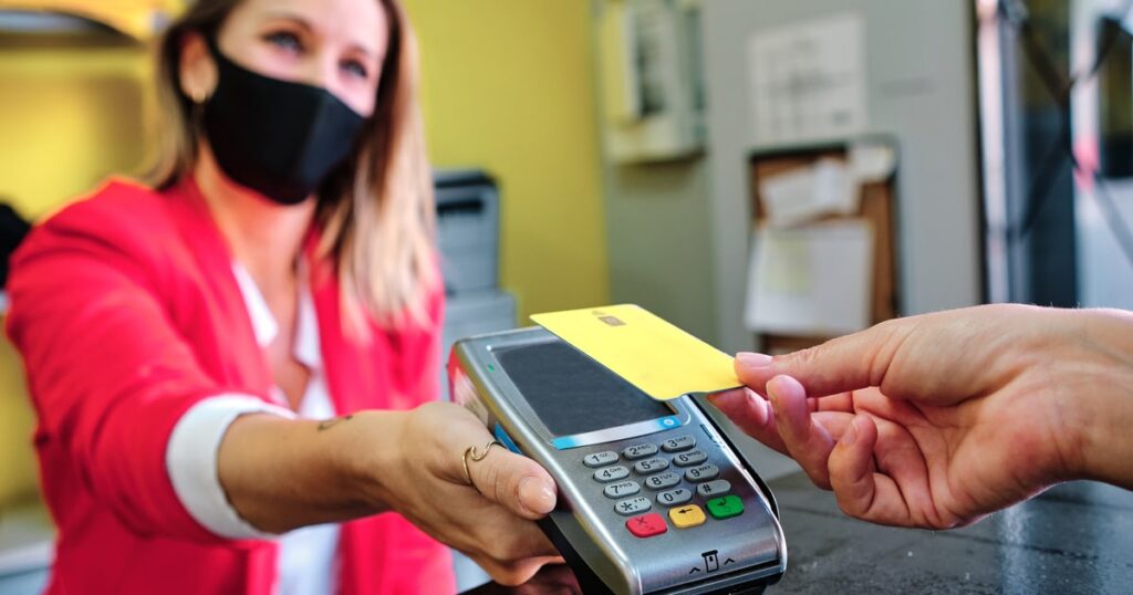 paiement sans contact effectue rapidement dans une station service