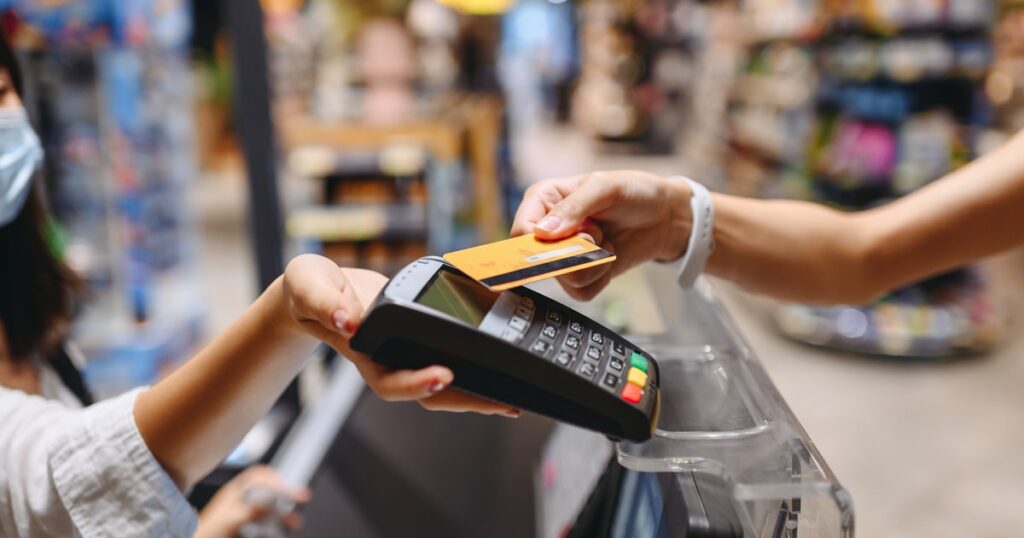 paiement sans contact realisé sur un terminal de paiement mobile dans un supermarché