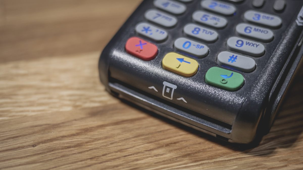 Ancien terminal de paiement sur un comptoir.
