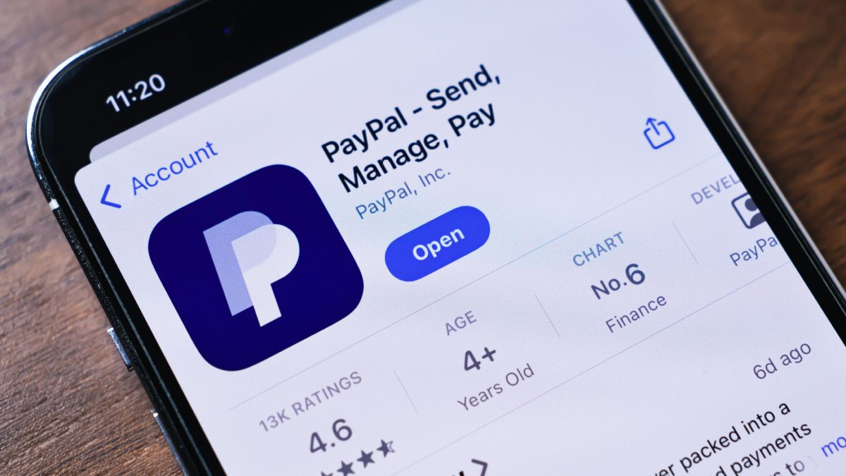 Application PayPal sur un smartphone. L'application est très bien notée.