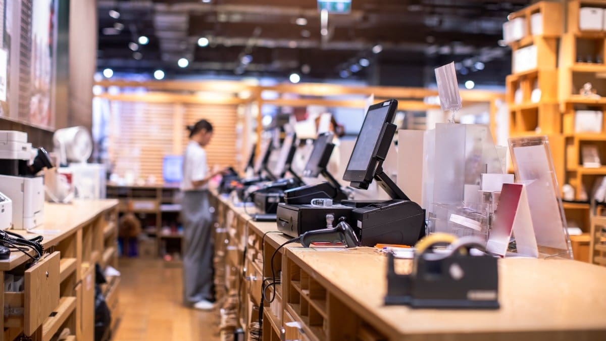 Plusieurs caisses enregistreuses dans un magasin.