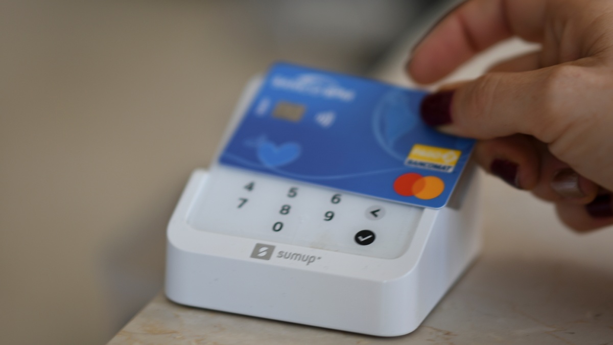 Lecteur de carte bancaire de la marque SumUp utilisé pour un paiement sans contact.