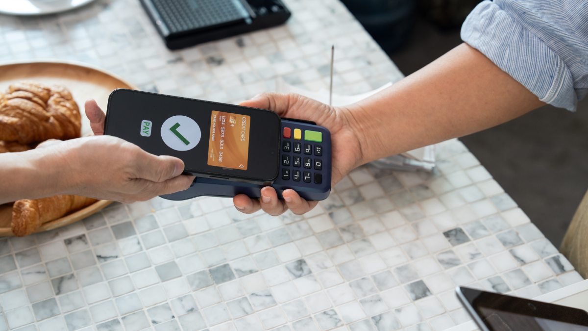 Paiement approuvé après avoir payé avec un smartphone dans une boulangerie.