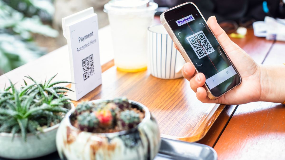 Client payant par QR code dans un restaurant.