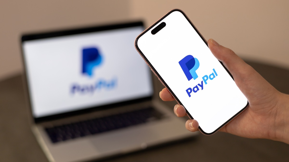 Utilisation d'un smartphone pour un paiement en ligne avec PayPal.