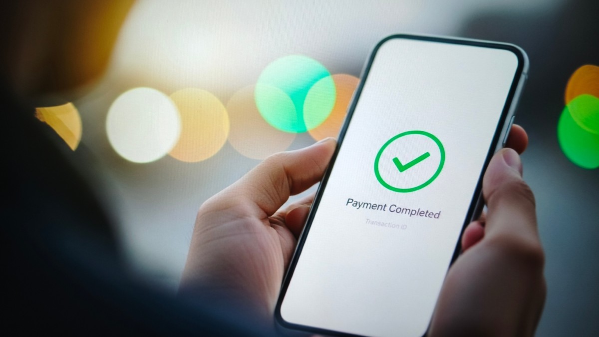 Un client venant de payer un article avec le paiement en ligne depuis son smartphone.