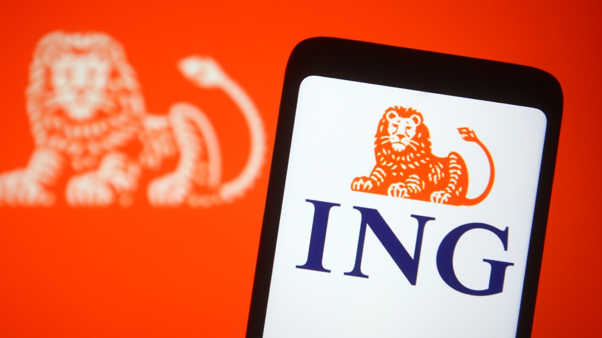 Smartphone avec logo de la banque ING avec en arrière plan le logo de la banque ING.