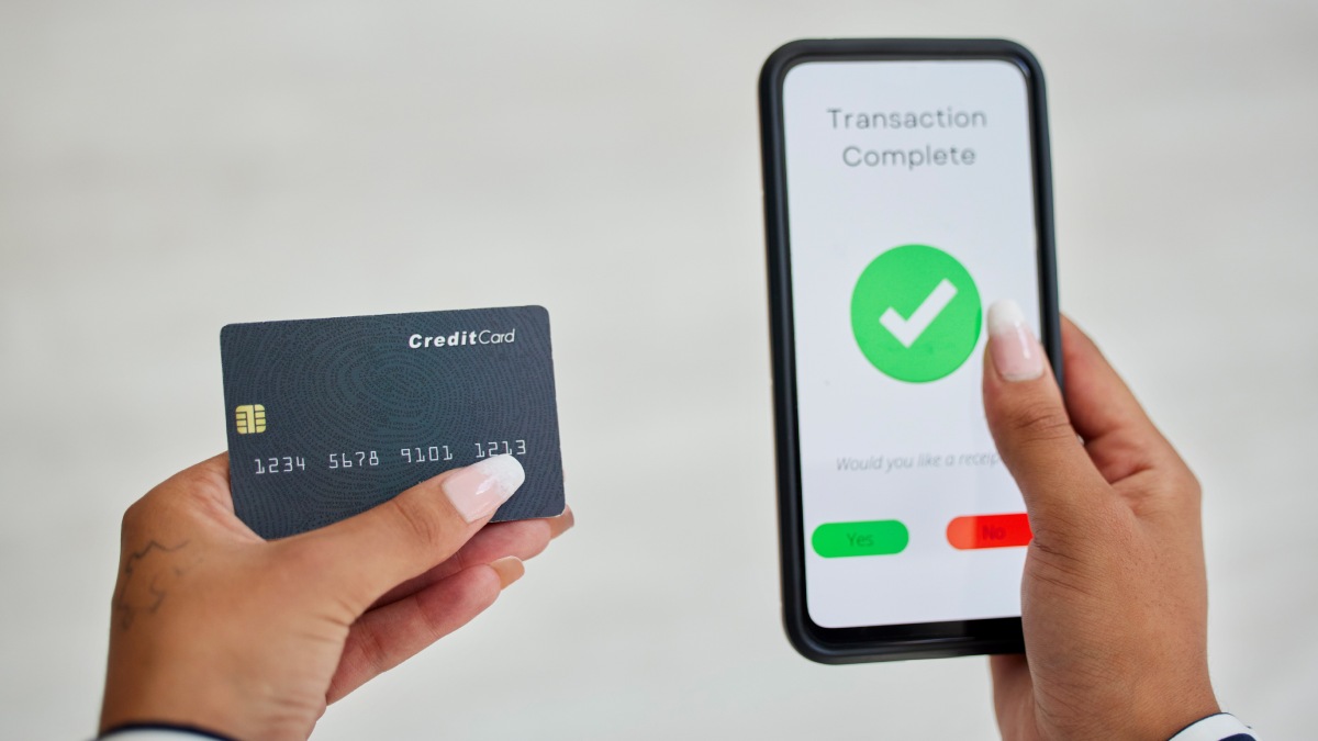 Écran de téléphone, carte de crédit et mains de femme pour transaction numérique, achats en ligne et technologie d'application de commerce électronique.