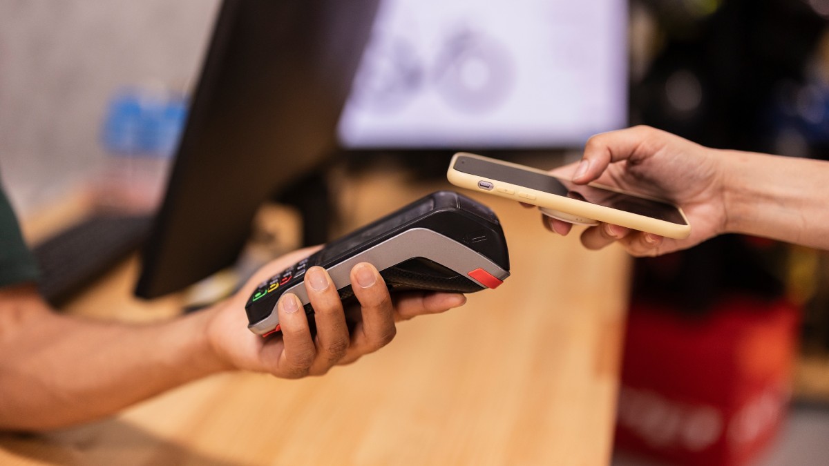 Paiement par smartphone sur un terminal de paiement dans un magasin.