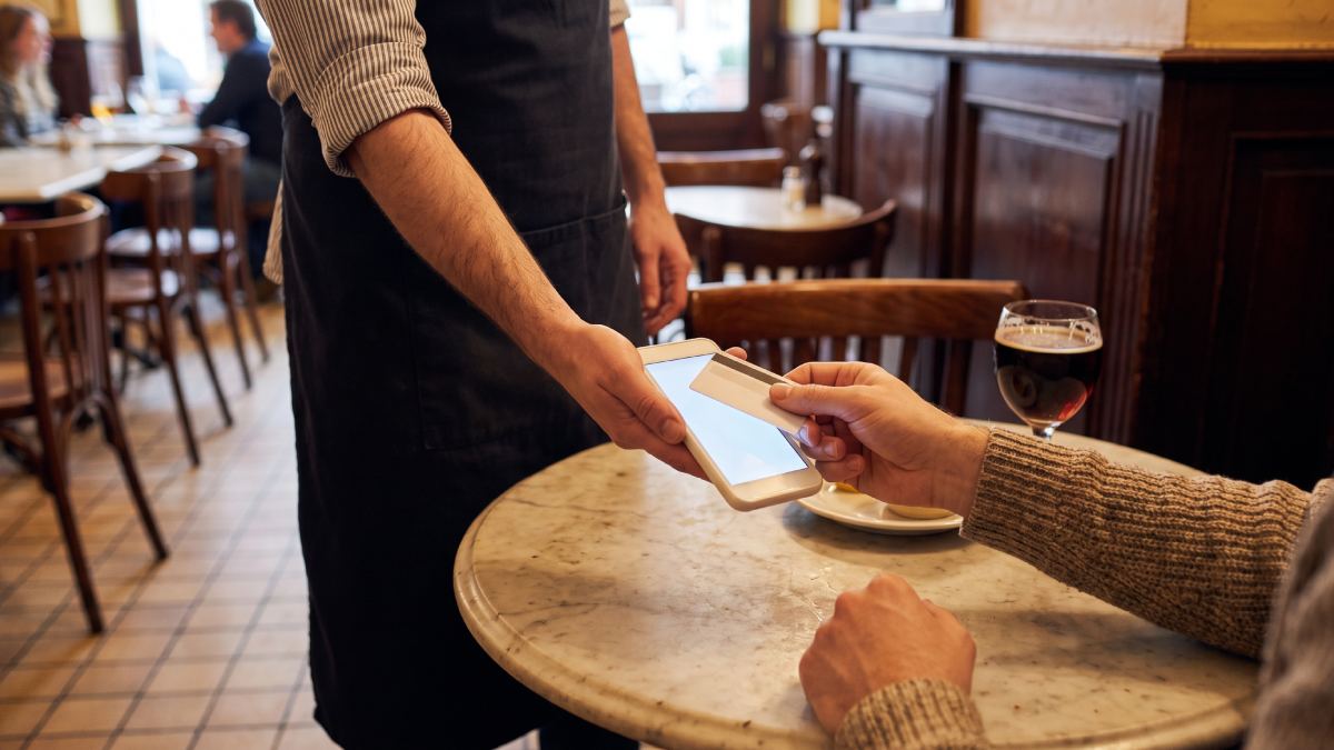Paiement sans contact sur un terminal de paiement CCV dans une brasserie en Belgique.