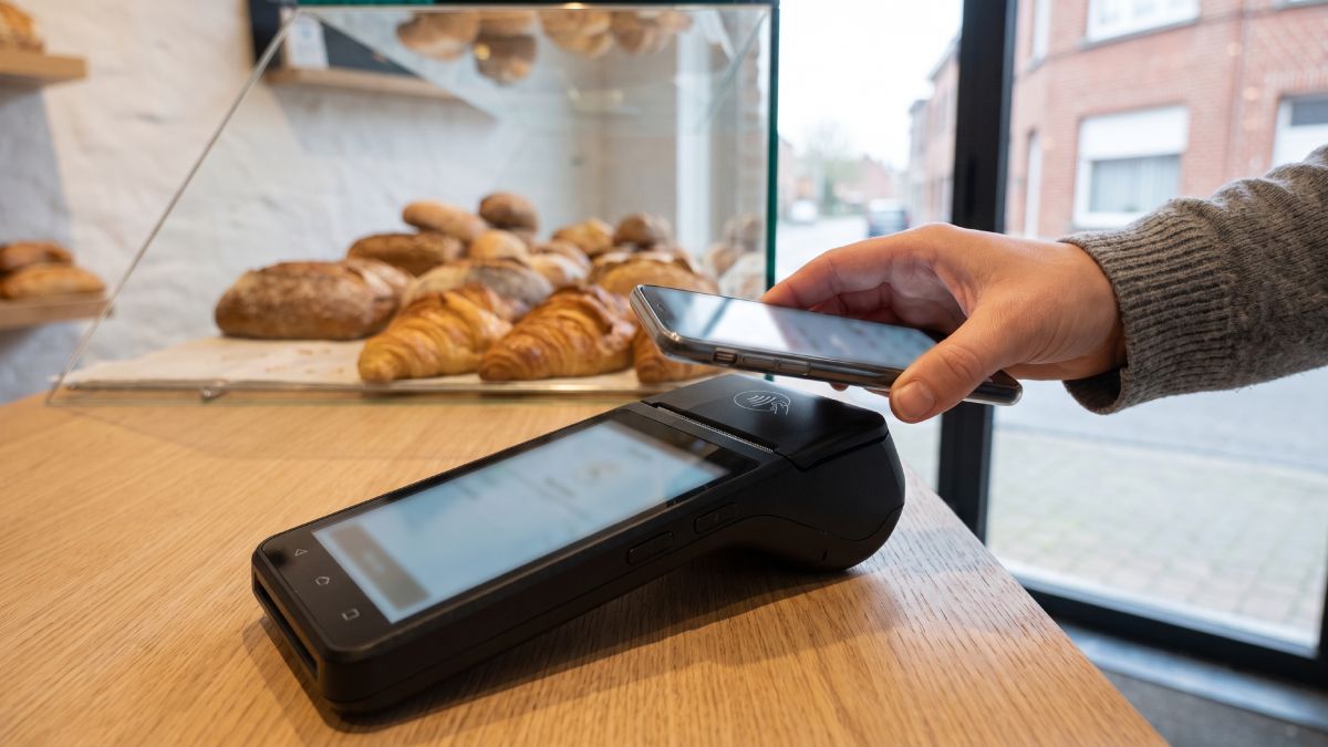 Paiement mobile sur un terminal Smile&Pay dans une boulangerie.