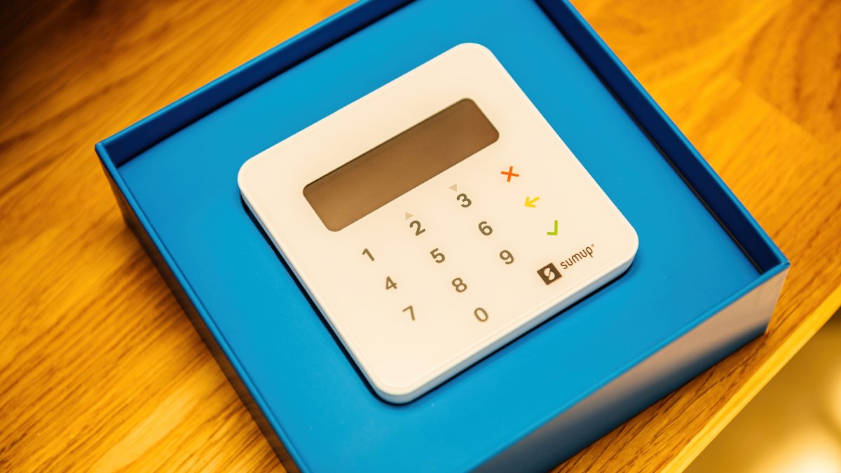 Terminal de paiement Solo Lite neuf dans une boîte en carton de couleur bleu.