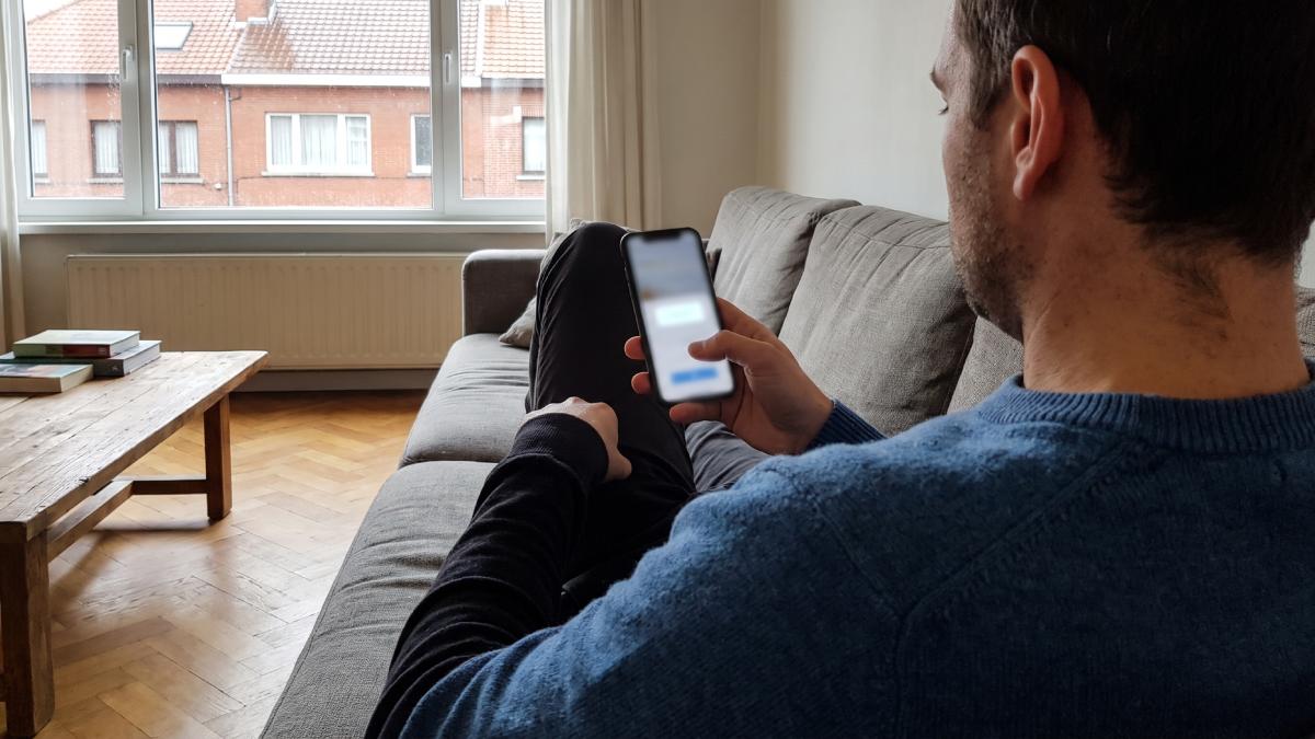 Homme passant commande depuis son smartphone après avoir acheté des articles sur internet.