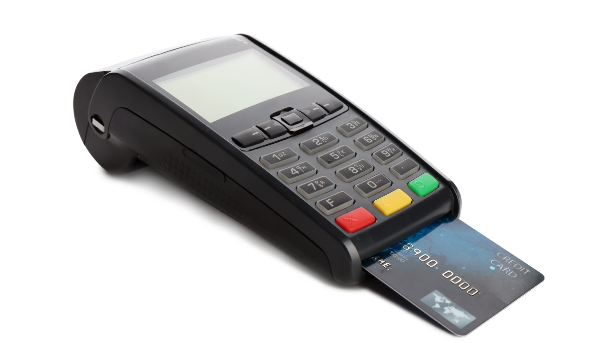 Terminal de paiement Ingenico avec carte de crédit à l'intérieur.