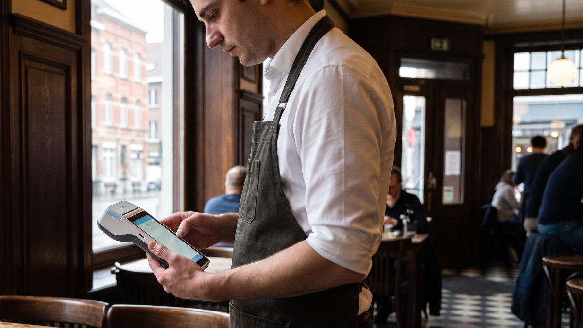 Terminal de paiement PAX dans une brasserie en Belgique.