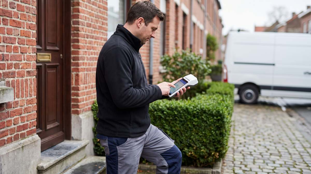 Un entrepreneur avec un terminal PAX.