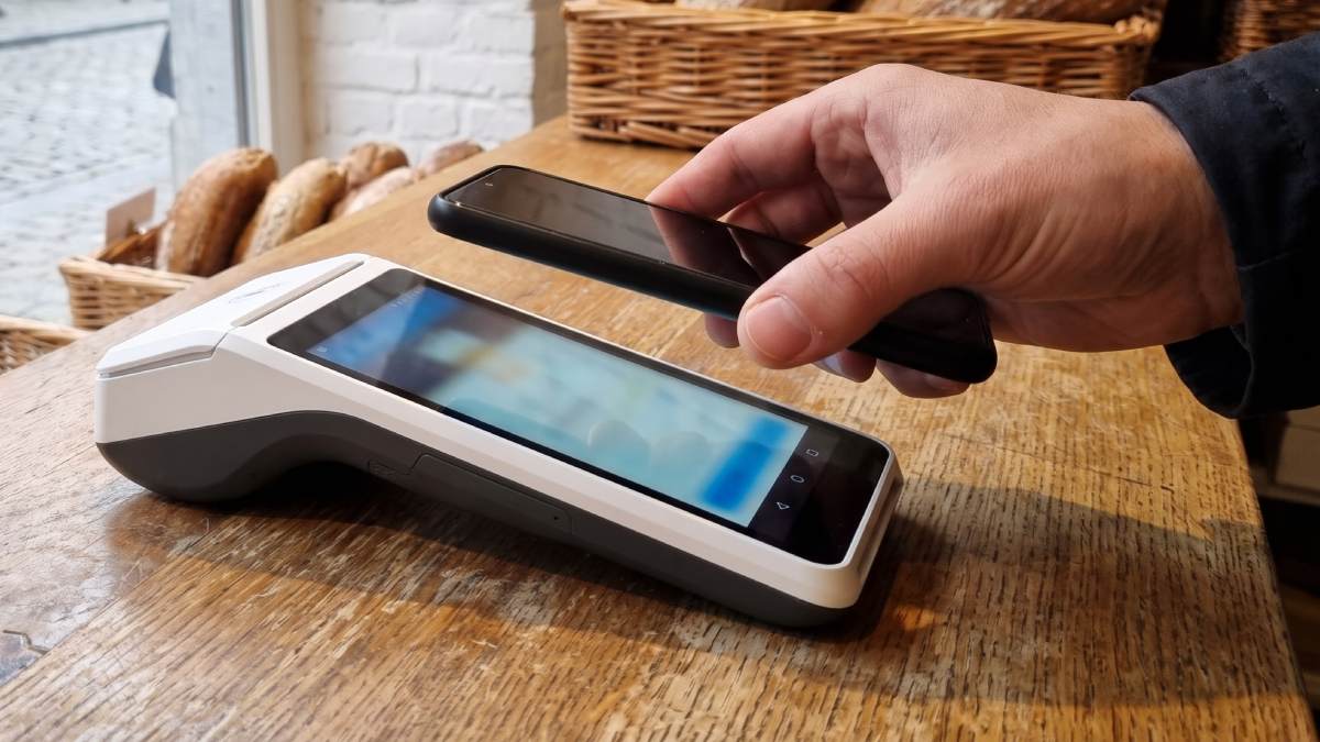 Paiement sans contact sur un terminal PAX dans une boulangerie.
