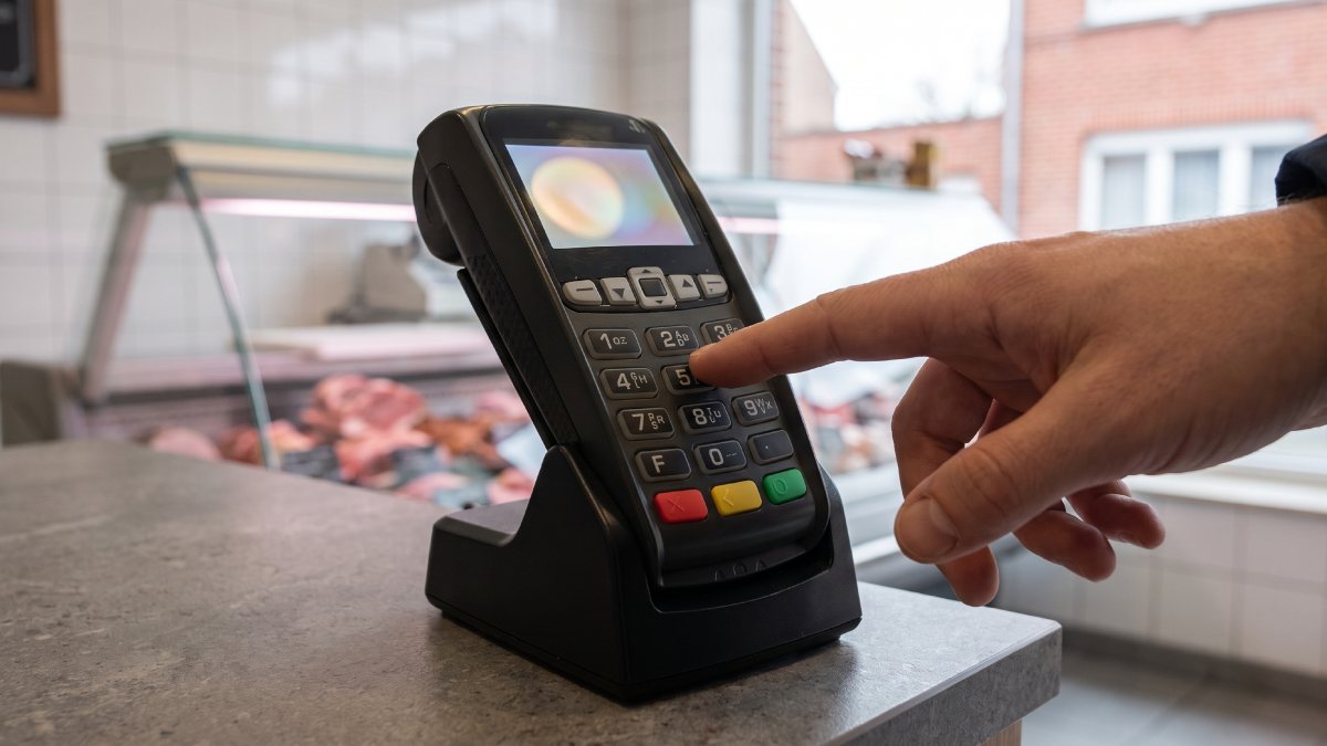 Client entrant son code pin sur un terminal Verifone dans une boucherie.
