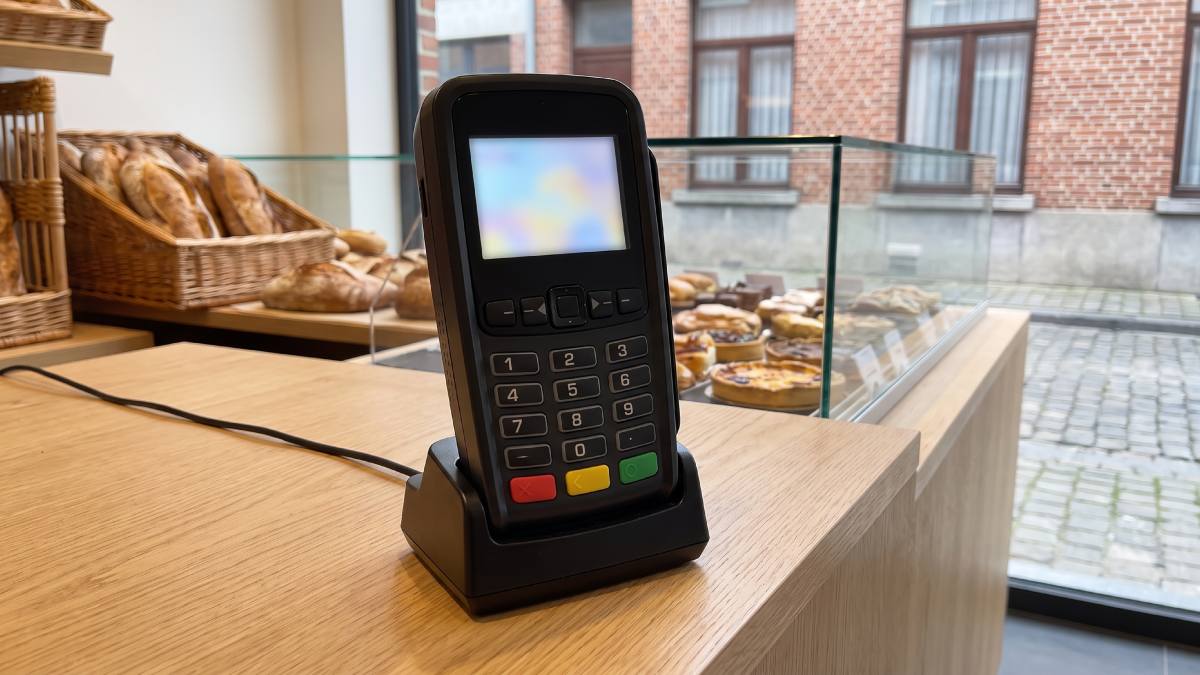 Terminal de paiement fixe de la marque Verifone dans une boulangerie.