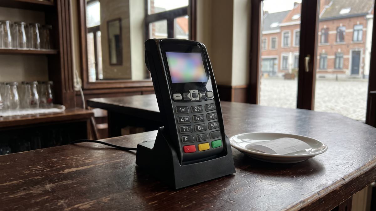 Terminal de paiement Verifone sur le comptoir d'une brasserie en Belgique.