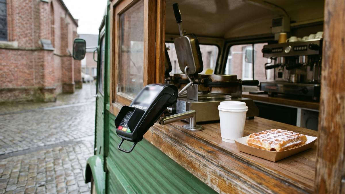 Terminal de paiement dans un food truck en Belgique.
