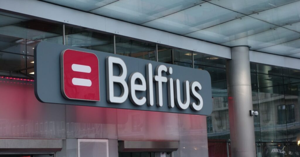 logo de la banque Belfius suspendu dans un lieu public