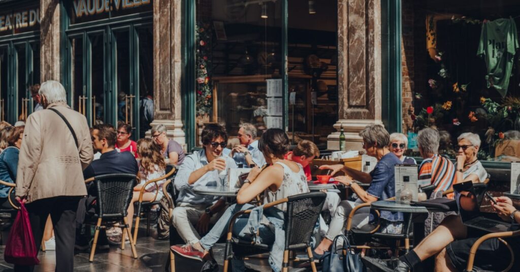 terrasses d'un restaurant situé à Bruxelles avec des personnes en train de manger et boire un verre
